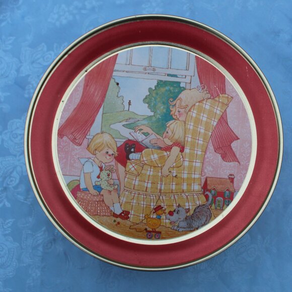 Rustic Round Metal Container with Heartwarming Family Imagery - ECU - Picture 1 of 8